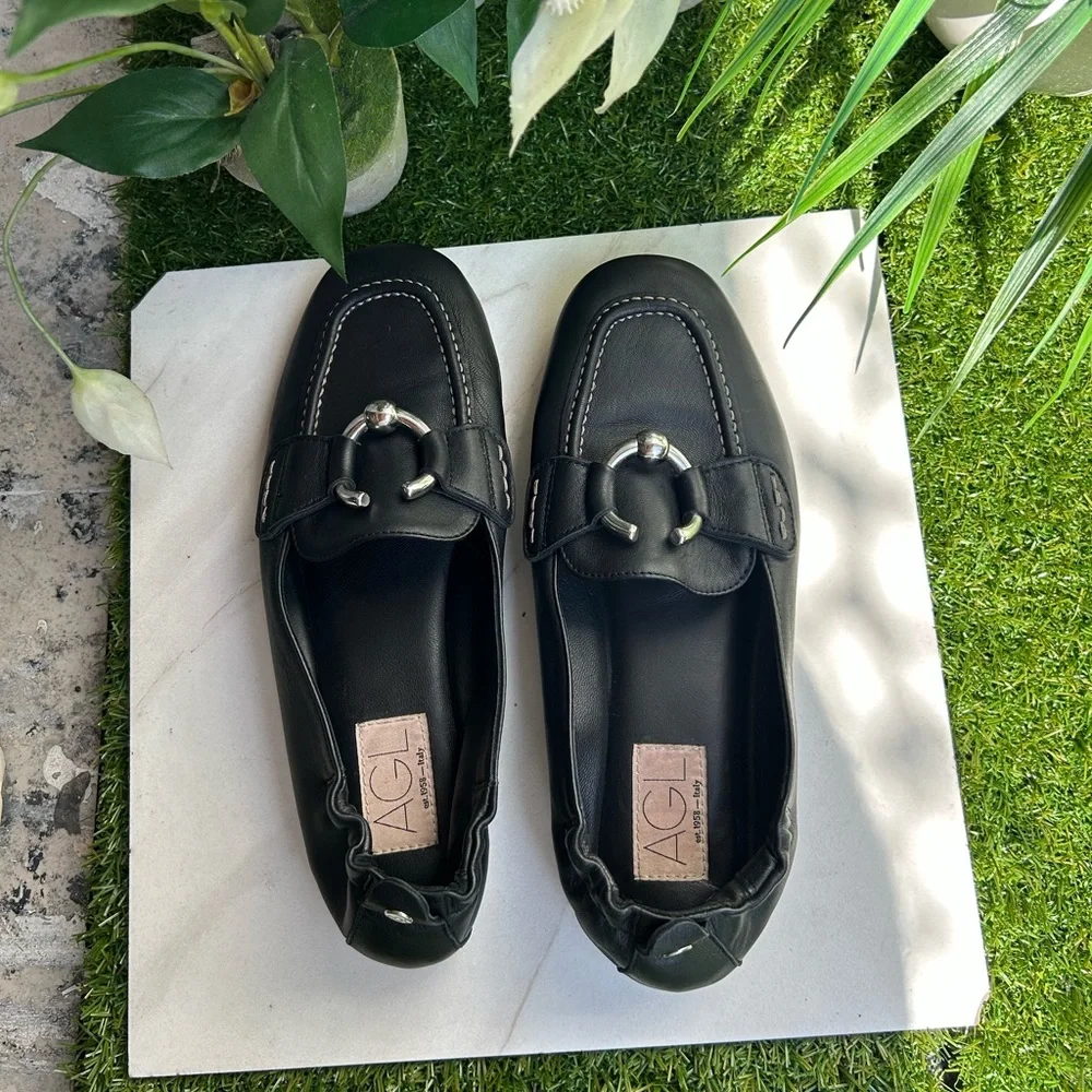 Moccasin with piercing
Midnight SHERYL MOC | AGL
S445.00 size 7.5 - Picture 4 of 16